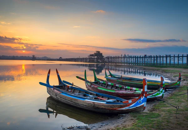 Kleurrijke oude boten op een meer in myanmar — Stockfoto