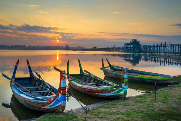 Kleurrijke oude boten op een meer in myanmar — Stockfoto