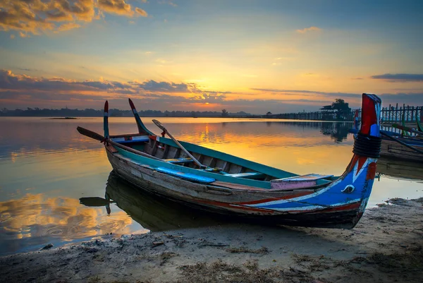 Myanmar gölde renkli eski tekneler — Stok fotoğraf