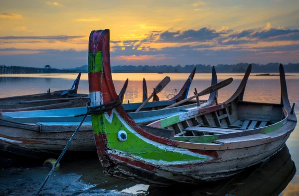 Vecchie barche colorate su un lago in Myanmar — Foto Stock