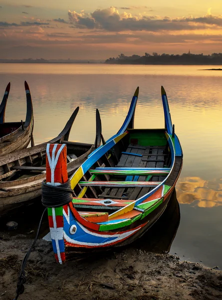Myanmar gölde renkli eski tekneler — Stok fotoğraf