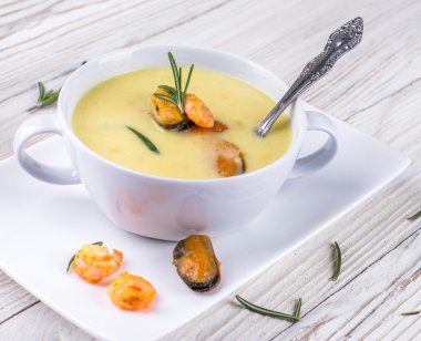 Midye ve karides çorbası