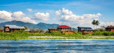 Eski evler ve onların yansıma su Inle Gölü, myanmar