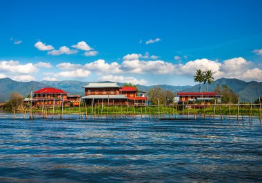Eski evler ve onların yansıma su Inle Gölü, myanmar