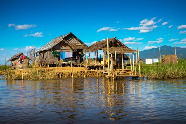 Eski evler ve onların yansıma su Inle Gölü, myanmar