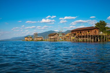 Eski evler ve onların yansıma su Inle Gölü, myanmar