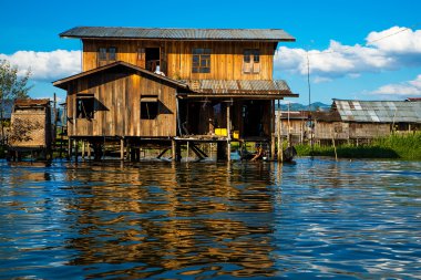 Eski evler ve onların yansıma su Inle Gölü, myanmar