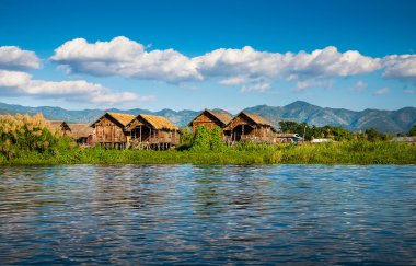 Eski evler ve onların yansıma su Inle Gölü, myanmar