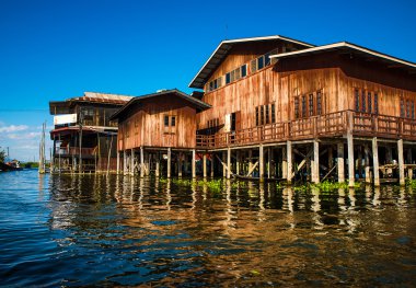 Eski evler ve onların yansıma su Inle Gölü, myanmar