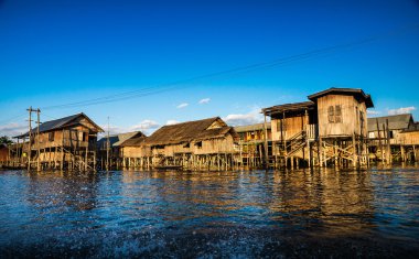 Eski evler ve onların yansıma su Inle Gölü, myanmar