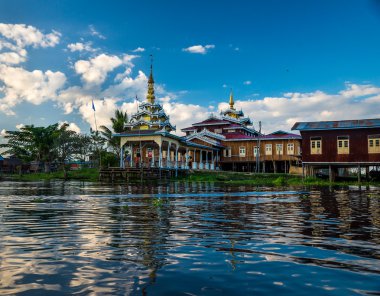 Eski evler ve onların yansıma su Inle Gölü, myanmar