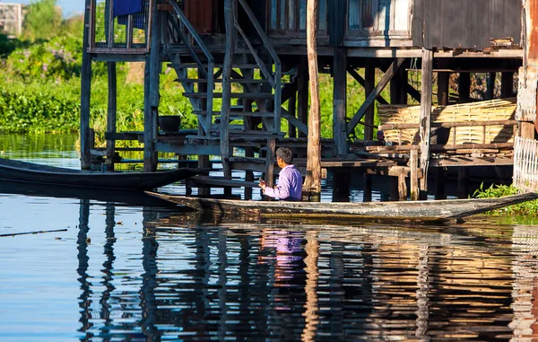 Gamla hus och sin spegelbild i vattnet på sjön inle, myanmar — Stockfoto