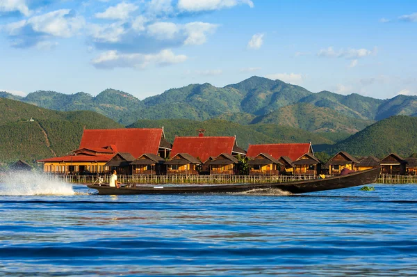 Alte Häuser und ihre Spiegelung im Wasser auf dem inle See, myanmar — Stockfoto