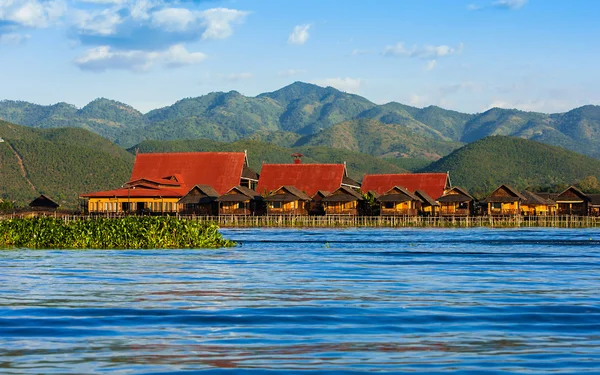 Oude huizen en hun weerspiegeling in het water op het Inlemeer, myanmar — Stockfoto