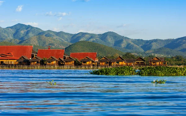 Oude huizen en hun weerspiegeling in het water op het Inlemeer, myanmar — Stockfoto