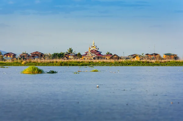 Casele antice și reflecția lor în apa de pe Lacul Inle, Myanmar — Fotografie, imagine de stoc