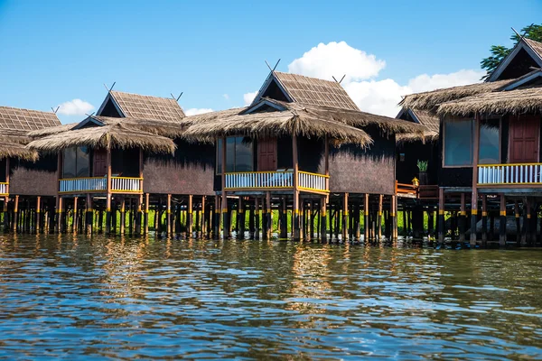 Gamla hus och sin spegelbild i vattnet på sjön inle, myanmar — Stockfoto