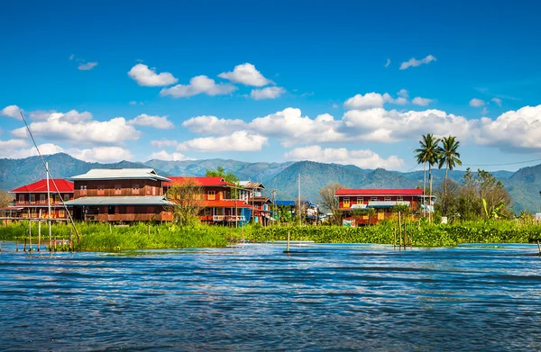 Gamla hus och sin spegelbild i vattnet på sjön inle, myanmar — Stockfoto