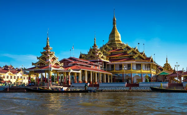 Alte Häuser und ihre Spiegelung im Wasser auf dem inle See, myanmar — Stockfoto