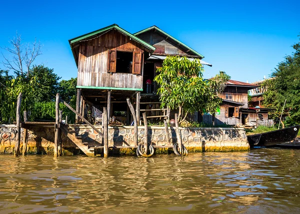 Gamla hus och sin spegelbild i vattnet på sjön inle, myanmar — Stockfoto