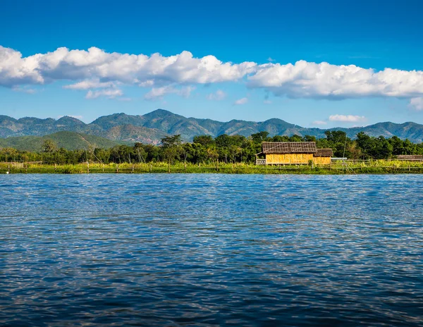 Gamla hus och sin spegelbild i vattnet på sjön inle, myanmar — Stockfoto