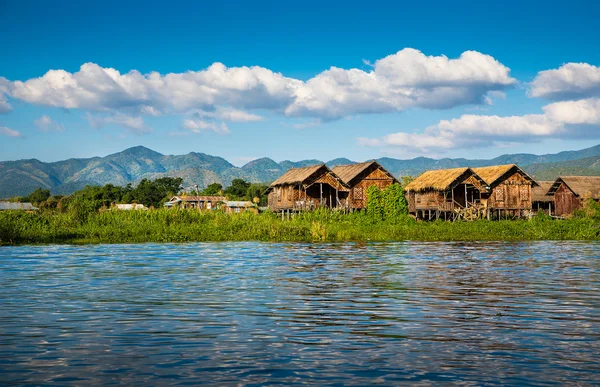 Oude huizen en hun weerspiegeling in het water op het Inlemeer, myanmar — Stockfoto