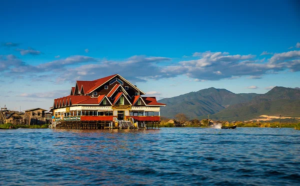 Alte Häuser und ihre Spiegelung im Wasser auf dem inle See, myanmar — Stockfoto