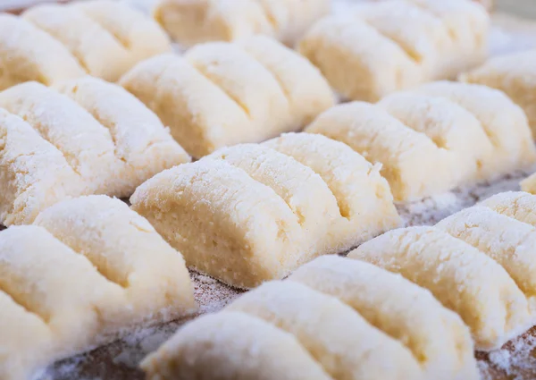 Cheese gnocchi with peas and rosemary — Stock Photo, Image