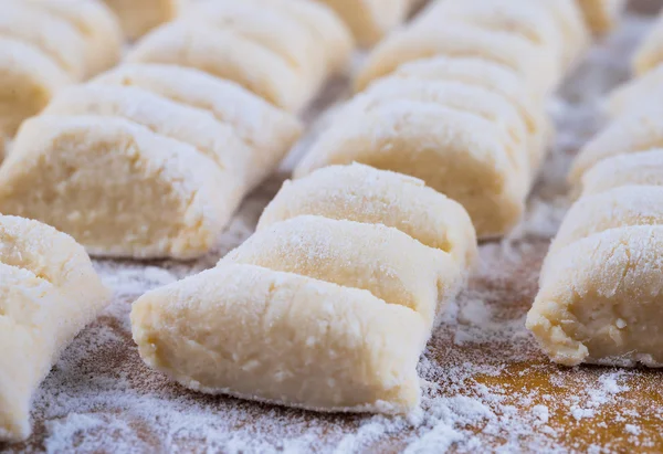 Nhoque de queijo com ervilhas e alecrim — Fotografia de Stock