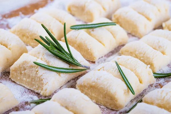 Cheese gnocchi with peas and rosemary — Stock Photo, Image