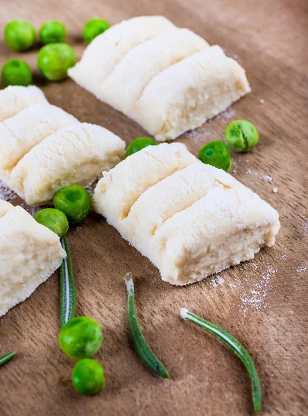 Cheese gnocchi with peas and rosemary — Stock Photo, Image