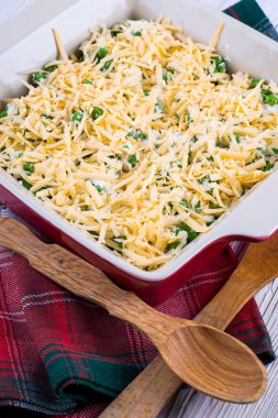 Peynirli gnocchi bezelye ve biberiye ile