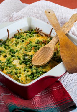 Peynirli gnocchi bezelye ve biberiye ile