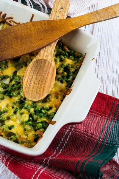 Nhoque de queijo com ervilhas e alecrim — Fotografia de Stock