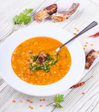 ahşap bir masa üzerine çorba