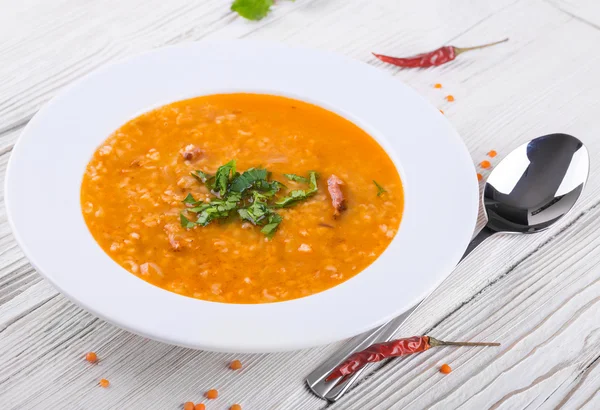 Cuenco de sopa con una cuchara dentro —  Fotos de Stock