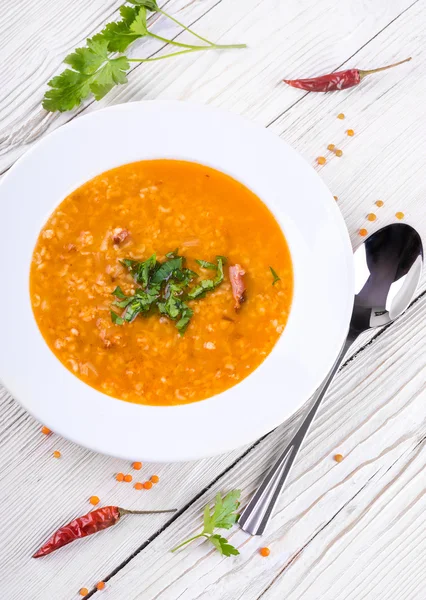 Cuenco de sopa con una cuchara dentro —  Fotos de Stock