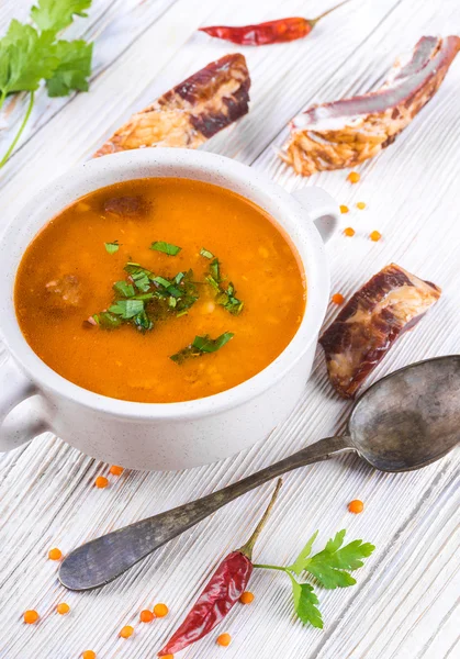 Soppa med linser i en kopp soppa — Stockfoto