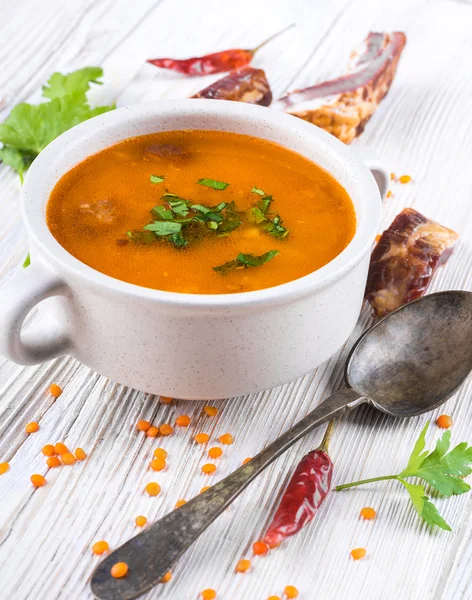 Sopa de lentejas en una taza de sopa —  Fotos de Stock