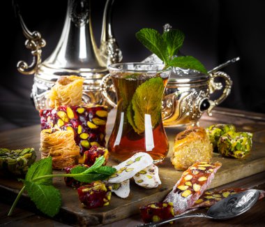 Türk tatlılar ile çay