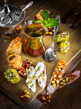 Türk tatlılar ile çay