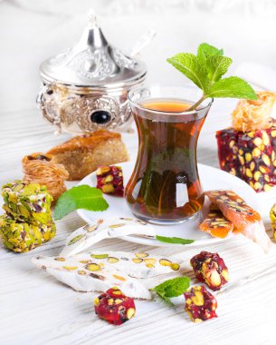 Türk tatlılar ile çay