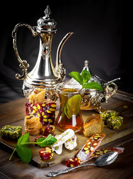Te med turkiska sötsaker — Stockfoto