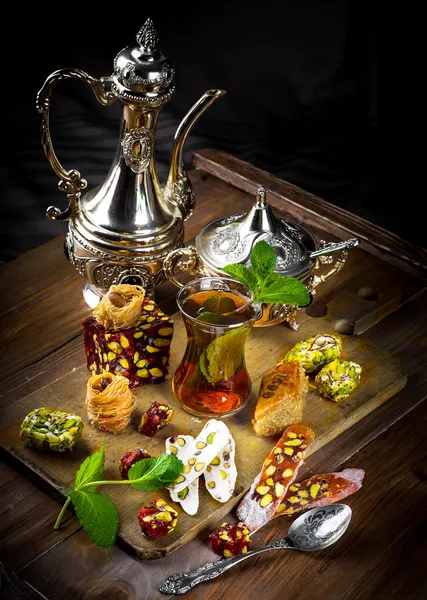 Tee mit türkischen Süßigkeiten — Stockfoto