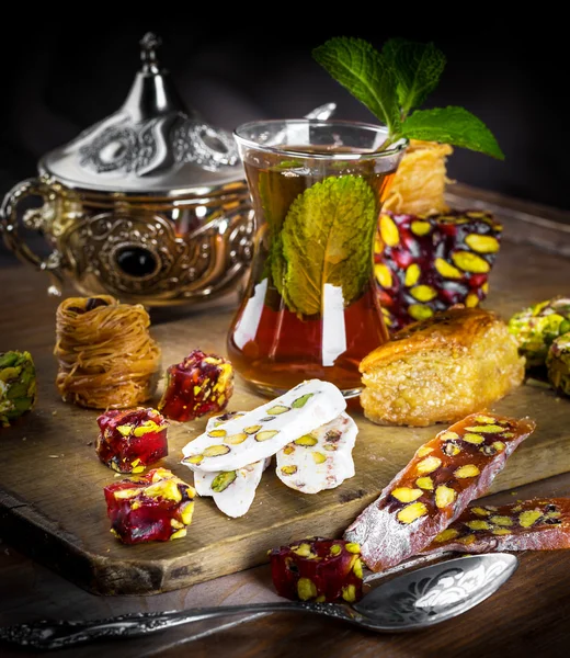 Tea with Turkish sweets — Stock Photo, Image