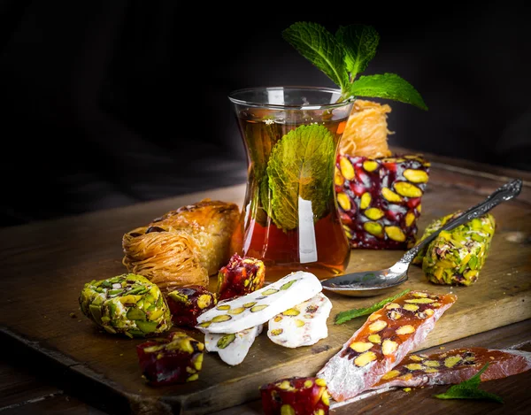 Türk tatlılar ile çay