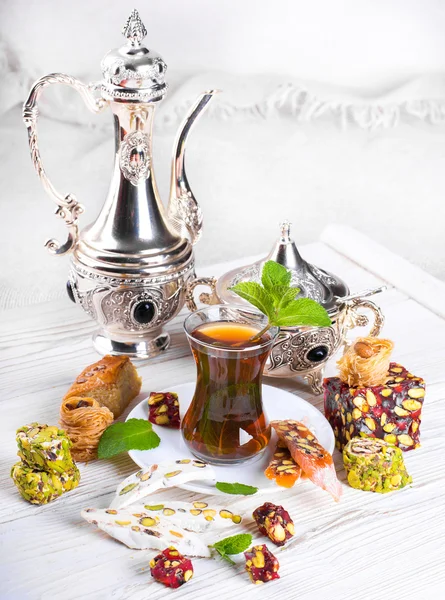 Tea with Turkish sweets — Stock Photo, Image