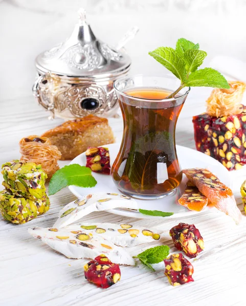 Tee mit türkischen Süßigkeiten — Stockfoto