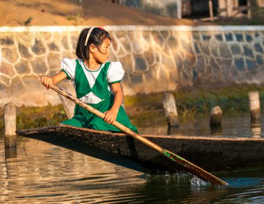 Mandalay - 5 Aralık mağaza içinde mandalay pazarda 5 Aralık 2013. Ticaret burma insanlar için gelir ana kaynağıdır
