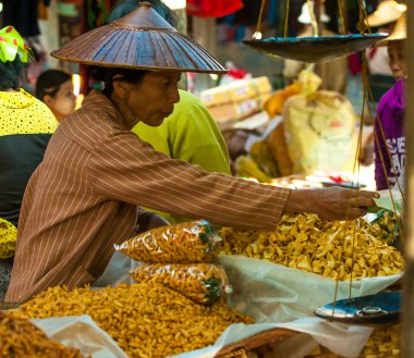 Mandalay - 5 Aralık mağaza içinde mandalay pazarda 5 Aralık 2013. Ticaret burma insanlar için gelir ana kaynağıdır